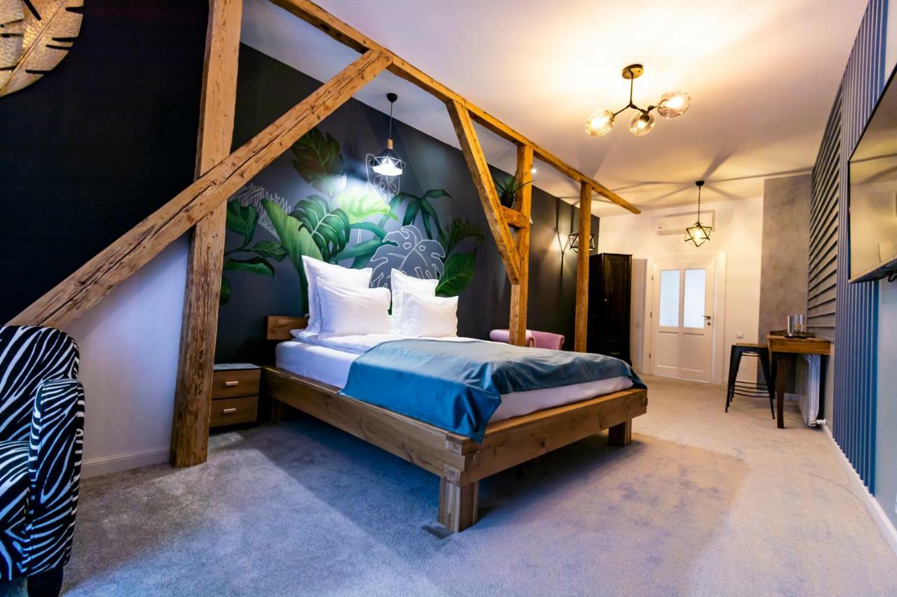 Rabbit Hole Bed and breakfast 2*